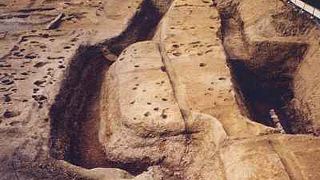 発掘調査で見つかった戦国時代の堀（左）と近世の堀（右）