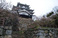 《吉田城の石垣と復興鉄櫓》