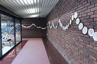 メッセージ・プレートを飾った回廊