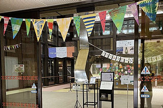 豊城中5,6,7組７名によるペナント。玄関ホールだけでなく展示室の入口・出口、ラウンジにもペナントを飾りました。